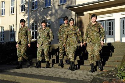 Premier sergent Liz Heintzen, Lieutenant-colonel Tania Weinzaepfel, Dr. Major Joëlle Linck, Caporal Diana Rodrigues und Sergent Stephanie Procacci berichteten dem Tageblatt von ihren Erfahrungen beim Luxemburger Militär

