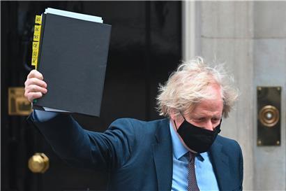 Premierminister Boris Johnson auf dem Weg zum Unterhaus, um dort die neue Außen- und Sicherheitspolitik seiner Regierung vorzustellen

