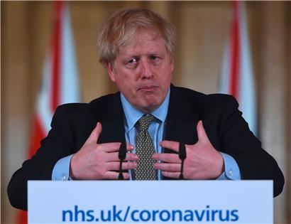 Premierminister Boris Johnson hat ernste Konsequenzen wegen der Coronskrise lange vor sich hin geschoben.  
