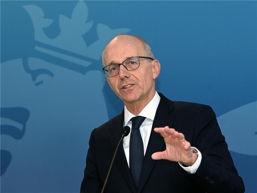 Premierminister Luc Frieden äußert sich kritisch zu den Medien bei einer öffentlichen Veranstaltung