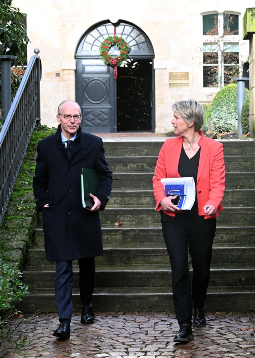 Premierminister Frieden und Christine Goy, Generalsekretärin der Regierung
