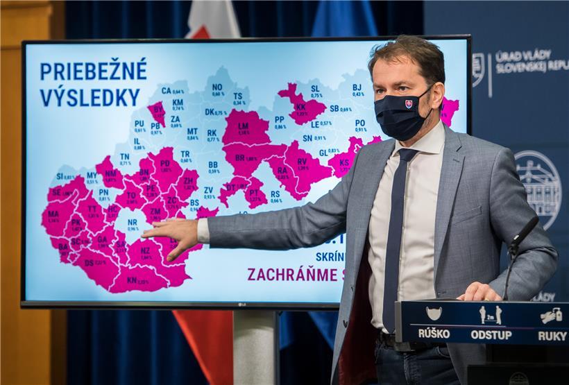 Premierminister Igor Matovič zeigt auf einen Bildschirm mit Ergebnissen der Corona-Tests in der Slowakei
