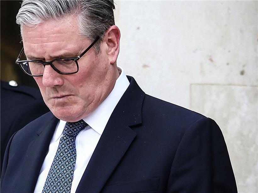 Premierminister Keir Starmer erschöpft und angeschlagen kämpft mühsam im politischen Ring