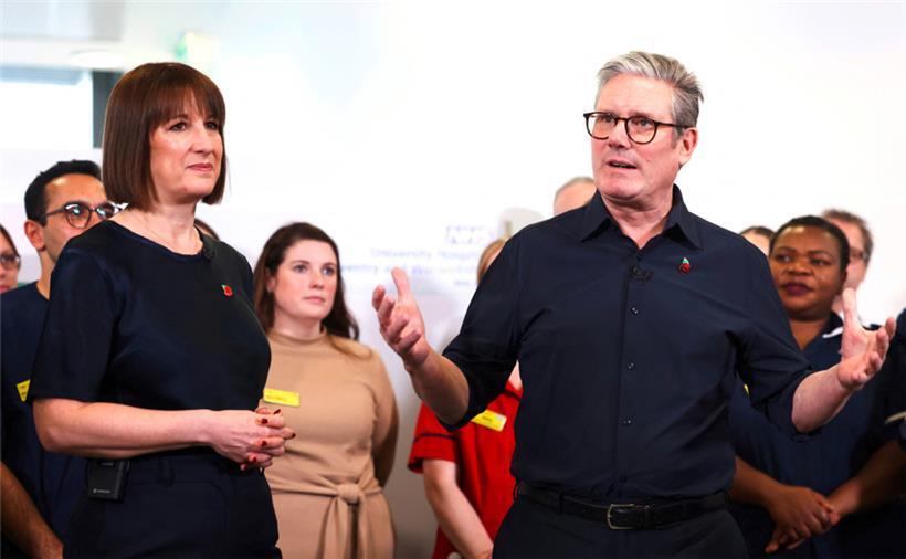 Premierminister Keir Starmer (r.) und seine Finanzministerin Rachel Reeves (l.) haben es schwer, die richtige Balance zu finden
