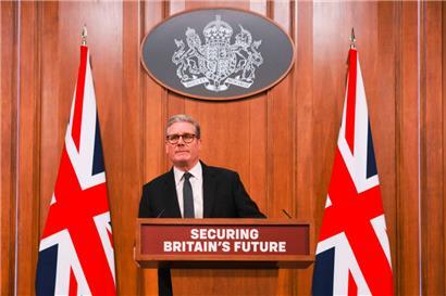 Premierminister Keir Starmer stellte das Weißbuch gestern beim Nachbarn in 9 Downing Street vor
