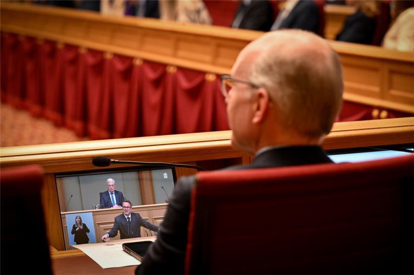 Premierminister Luc Frieden (CSV) lauscht seinem Vize bei dessen jährlicher Rede zur Außenpolitik Luxemburgs
