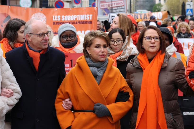 Premierminister Luc Frieden, Großherzogin Maria Teresa und Verkehrs- und Gleichstellungsministerin Yuriko Backes führten den Zug durch Luxemburg-Stadt an
