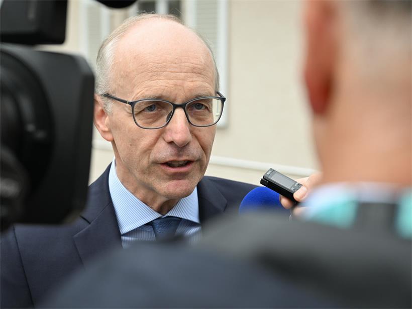 Premierminister Luc Frieden bei Rede auf Schloss Senningen am Mittwoch, politische Veranstaltung Luxemburg