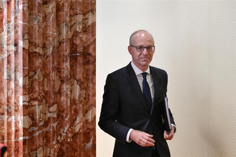 Premierminister Luc Frieden auf dem Weg ans Rednerpult für die Rede zur Lage der Nation
