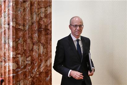 Premierminister Luc Frieden auf dem Weg ans Rednerpult für die Rede zur Lage der Nation
