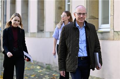 Premierminister Luc Frieden auf dem Weg zum Presse-Briefing nach der Sitzung des Regierungsrats
