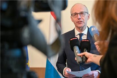 Premierminister Luc Frieden bei der Pressekonferenz am Dienstagvormittag
