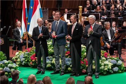 Premierminister Luc Frieden, der Geehrte Patrick de la Hamette, Großherzog Henri und Chamberpräsident Claude Wiseler (von links nach rechts)
