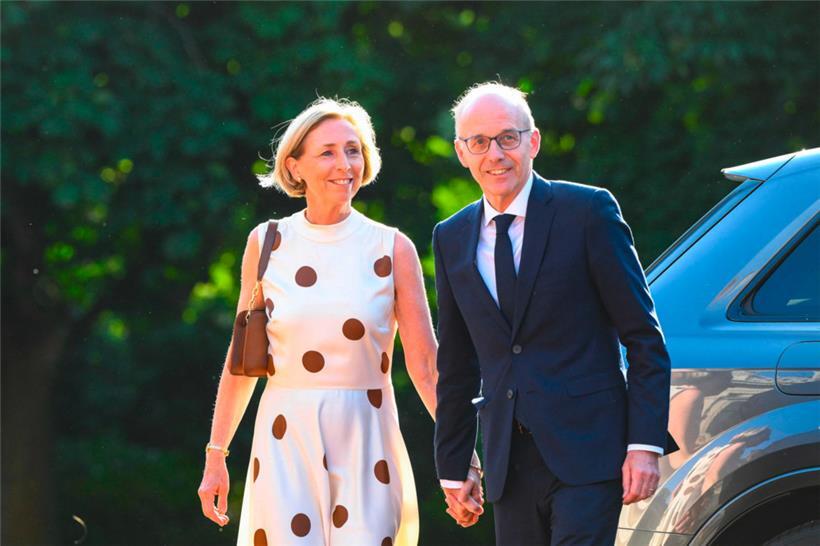 Premierminister Luc Frieden (r.) und seine Frau Marjolijne Droogleever Fortuyn am 24. Juni während eines Gipfeltreffens der Staats- und Regierungschefs der NATO in Den Haag

