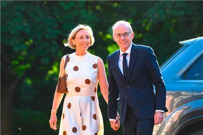 Premierminister Luc Frieden (r.) und seine Frau Marjolijne Droogleever Fortuyn am 24. Juni während eines Gipfeltreffens der Staats- und Regierungschefs der NATO in Den Haag
