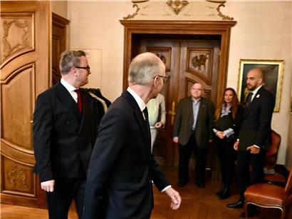 Premierminister Luc Frieden und Außenminister Xavier Bettel begegnen Gewerkschaftsvertretern im Staatsministerium auf dem Weg zum Versammlungssaal