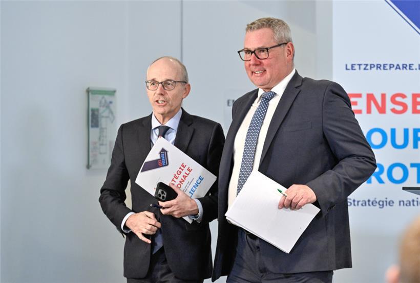 Premierminister Luc Frieden und der Direktor des „Haut commissariat à la protection nationale“, Guy Bley, stellen das Strategiepapier vor
