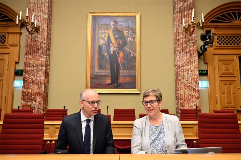 Premierminister Luc Frieden und seine Ministerin für soziale Sicherheit, Martine Deprez, auf der Regierungsbank
