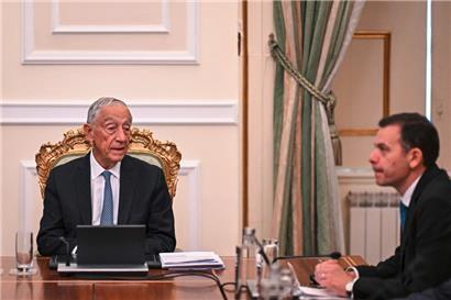 Premierminister Luis Montenegro (r.) nahm am 13. März an der Sitzung des portugiesischen Staatsrats teil, nachdem dieser von Präsident Marcelo Rebelo de Sousa (l.) einberufen wurde, um die politische Krise nach Montenegros Rücktritt zu analysieren 
