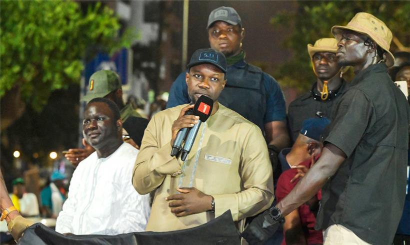 Premierminister Ousmane Sonko (M.) hat die Parlamentswahlen offenbar für sich entschieden
