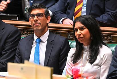 Premierminister Rishi Sunak (l.) und die britische Innenministerin Suella Braverman, beide mit Migrationshintergrund, wollen die Migration ins Vereinigte Königreich einschränken
