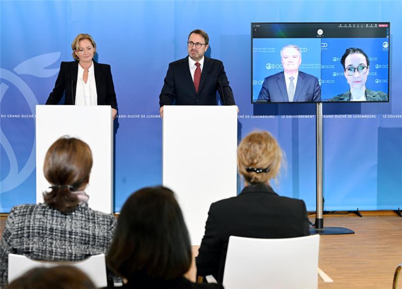 Premierminister Xavier Bettel, Gesundheitsministerin Paulette Lenert und OECD-Generalsekretär Mathias Cormann (virtuell zugeschaltet) bei der Vorstellung des externen Prüfungsberichts
