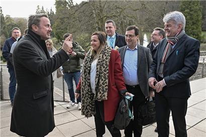 Premierminister Xavier Bettel beim Eintreffen der Gewerkschaftsvertreter auf Schloss Senningen
