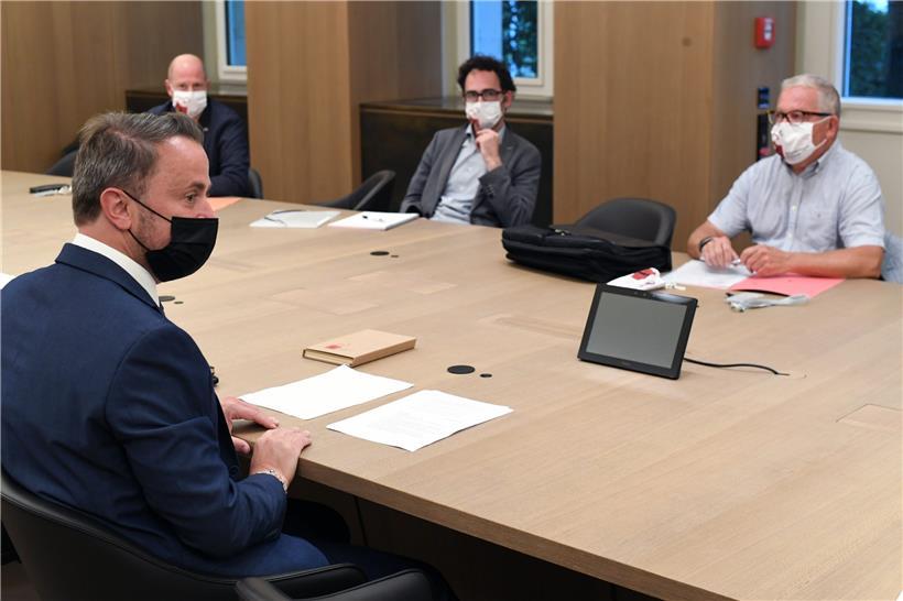 Premierminister Xavier Bettel diskutiert mit den ALJP-Vertretern Roger Infalt, Luc Caregari und Ingo Zwank (v.r.n.l.)
