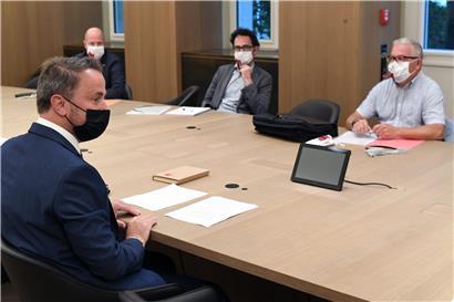 Premierminister Xavier Bettel diskutiert mit den ALJP-Vertretern Roger Infalt, Luc Caregari und Ingo Zwank (v.r.n.l.)
