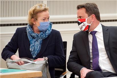 Premierminister Xavier Bettel mit Gesundheitsministerin Paulette Lenert während einer Chamber-Sitzung im Dezember
