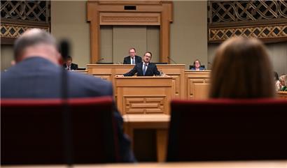 Premierminister Xavier Bettel musste sich im Parlament für das neue Tripartite-Abkommen verantworten. Doch heftige Kritik blieb aus.
