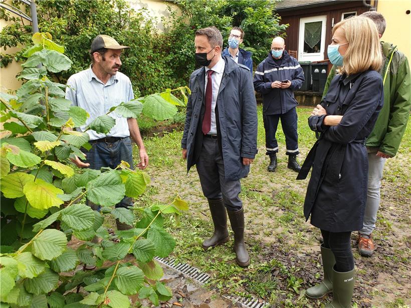 Premierminister Xavier Bettel und Innenministerin Taina Bofferding erkundigten sich bei den Felser Bürgern nach den Vorkommnissen der letzten Nacht
