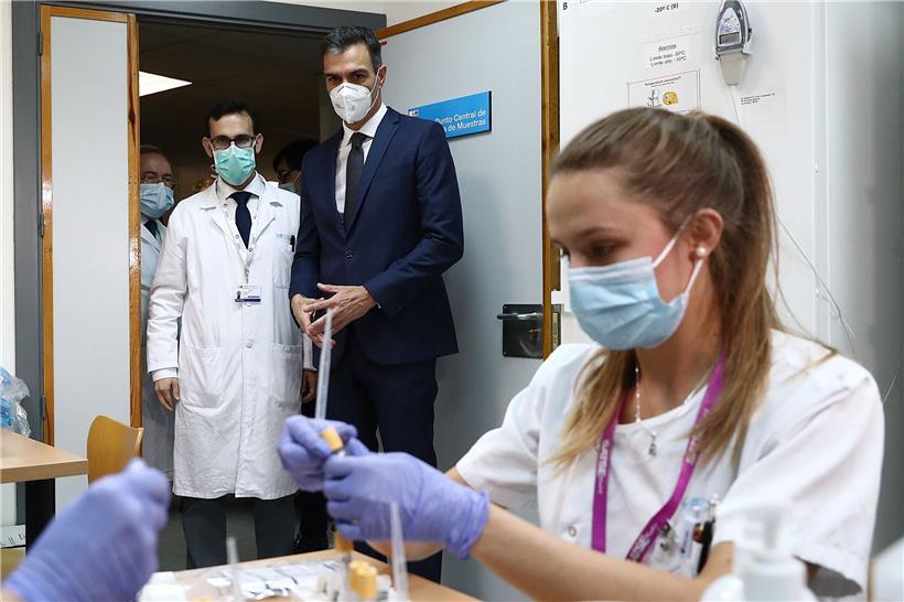Premierminister Pedro Sánchez besucht das La-Paz-Krankenhaus in Madrid. Spanien hat bislang über 43.000 Corona-Tote zu beklagen.
