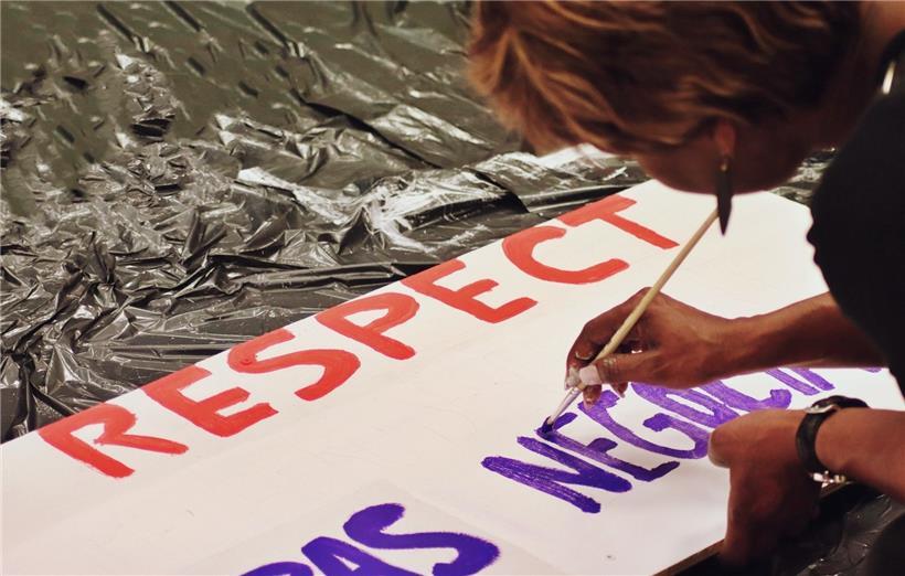 Préparation de banderoles par des afro-descendantes pour la grève des femmes

