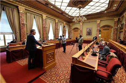 Pressekonferenz der Oppositionsparteien im eigentlichen Plenarsaal der Chamber
