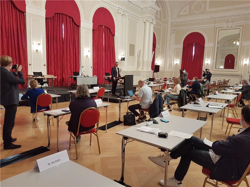 Pressekonferenz mit Abstand zwischen den Journalisten
