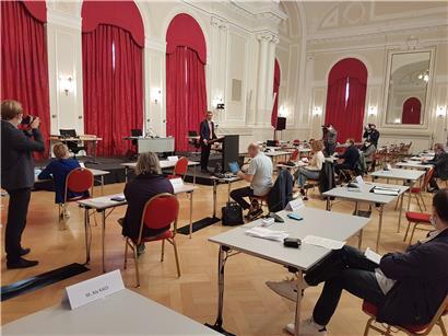 Pressekonferenz mit Abstand zwischen den Journalisten
