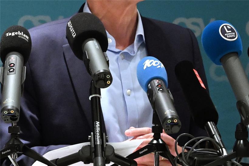 Pressemikrofone bei der Erklärung von Luc Frieden nach dem Nationalrat der CSV am vergangenen Mittwoch
