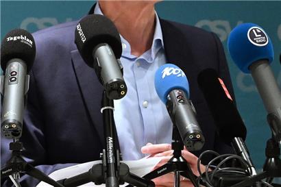Pressemikrofone bei der Erklärung von Luc Frieden nach dem Nationalrat der CSV am vergangenen Mittwoch
