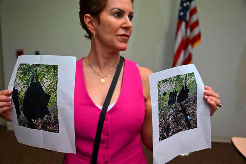 Pressesprecherin Teri Barbera zeigt auf einer Pressekonferenz Bilder von Beweismitteln, die am Zaun des Golfplatzes gefunden wurden
