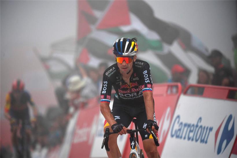 Primoz Roglic erhielt eine 20-Sekunden-Strafe wegen Windschattenfahrens hinter dem Teamfahrzeug
