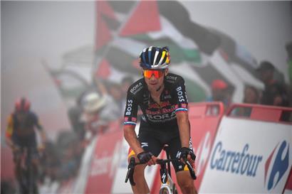 Primoz Roglic erhielt eine 20-Sekunden-Strafe wegen Windschattenfahrens hinter dem Teamfahrzeug
