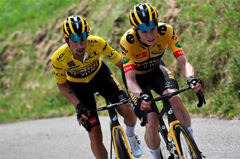Primoz Roglic (l.) und Jonas Vingegaard: Die Doppelspitze von Jumbo-Visma gilt als Favorit auf den Gesamtsieg
