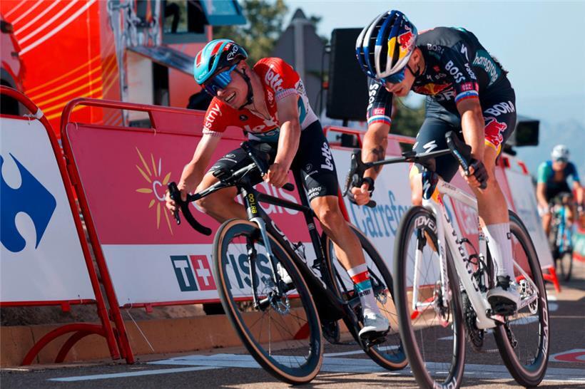 Primoz Roglic (r.) konnte sich hauchdünn vor Lennert van Eetvelt behaupten
