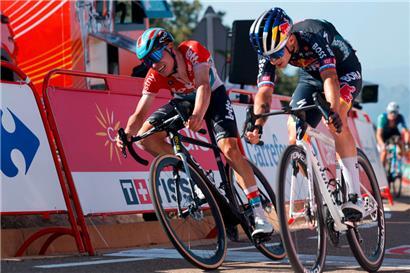 Primoz Roglic (r.) konnte sich hauchdünn vor Lennert van Eetvelt behaupten
