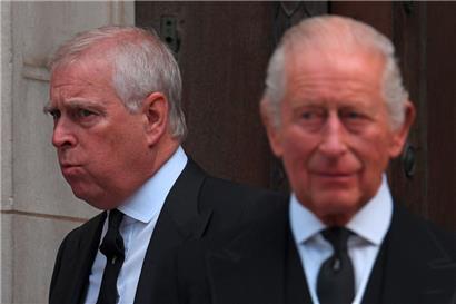 Prinz Andrew und König Charles III. nach dem Trauergottesdienst für die verstorbene Herzogin von Kent: Der jüngere Bruder ist nicht mehr Willkommen bei den Royals
