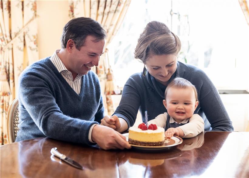 Prinz Charles hat von seinen Eltern unter anderem einen Kuchen zu seinem ersten Geburtstag bekommen
