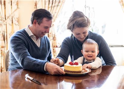 Prinz Charles hat von seinen Eltern unter anderem einen Kuchen zu seinem ersten Geburtstag bekommen
