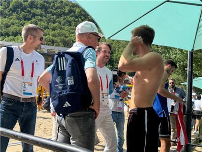 Prinz Felix hatte das Duell von der Tribüne aus verfolgt und war der allererste Gratulant
