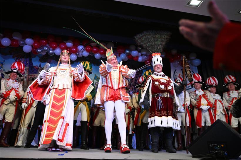Prinz René I., der Kölner Bauer 2025 „Bauer Michael“, Michael Samm (rechts), und...